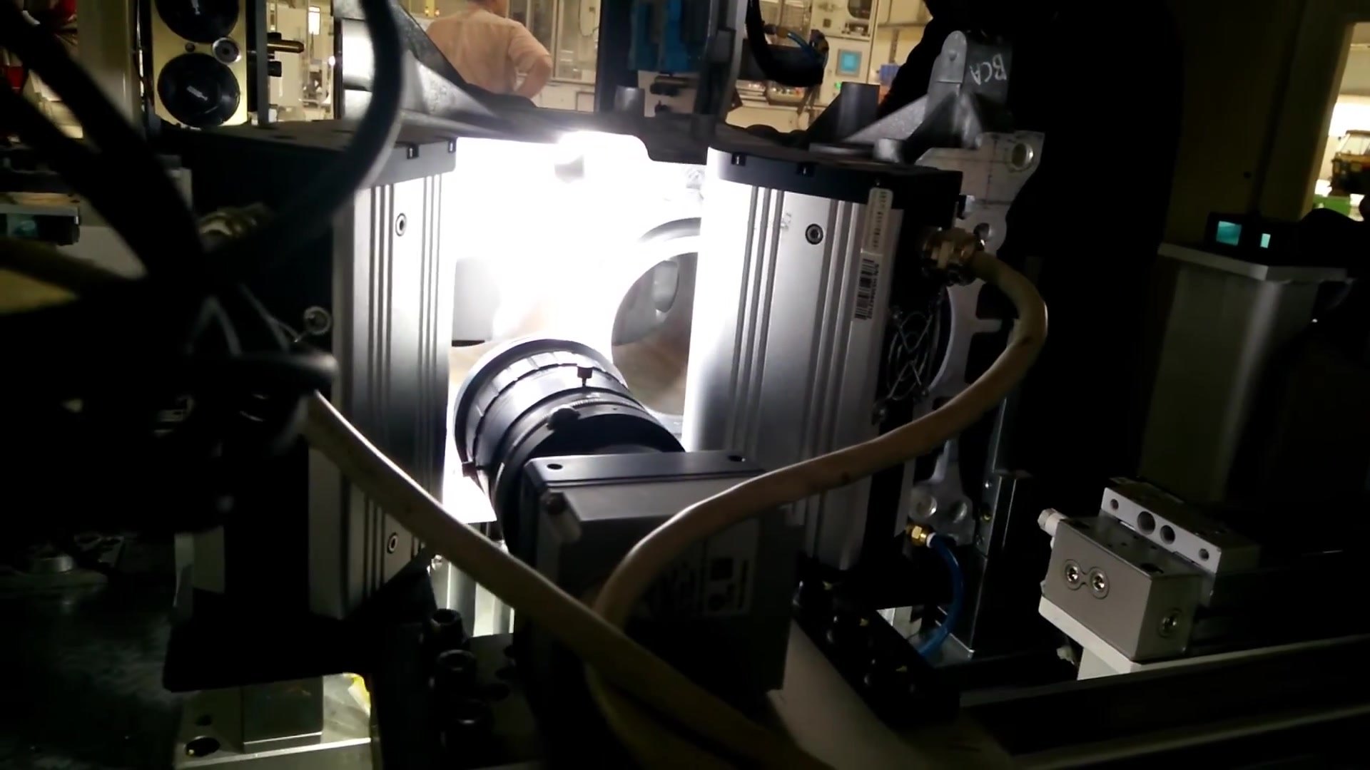 Line-scan camera with its lens and line light aligned to the engine block