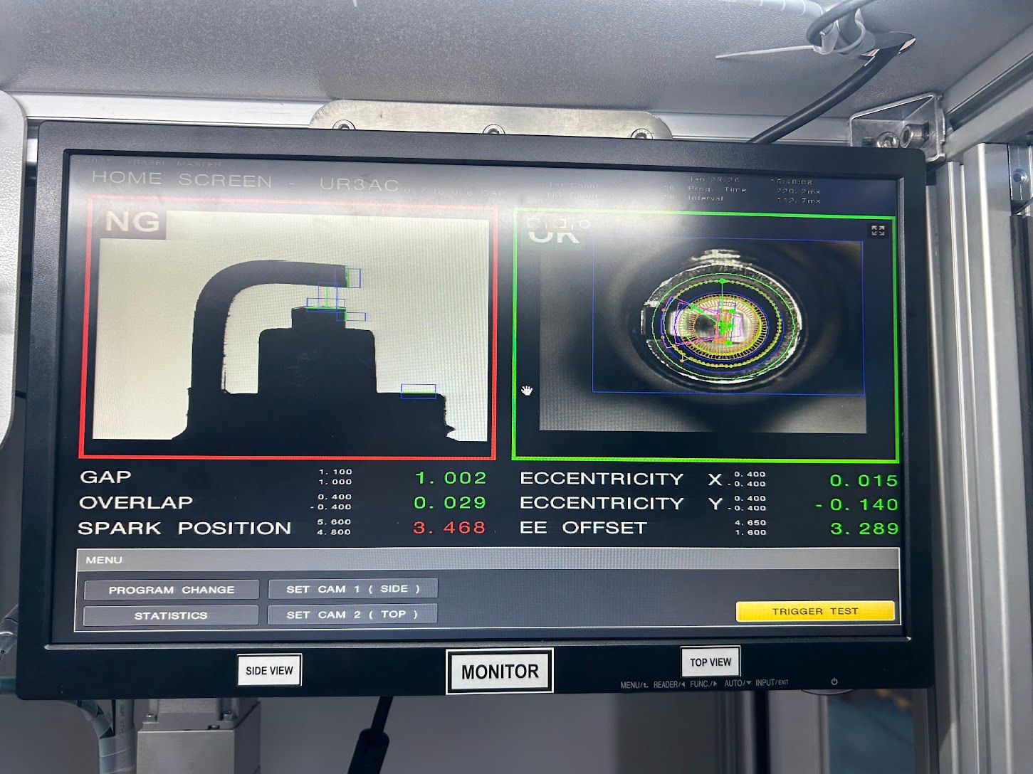 Side and top camera views with measurement overlays and inspection decisions.